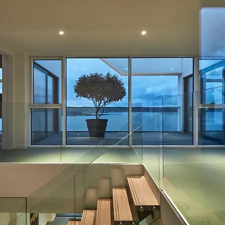 Cliff Beach House *